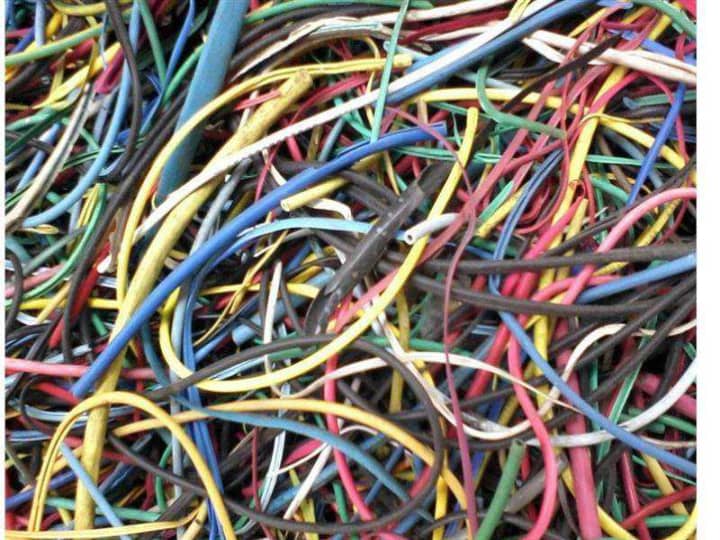 Cables de cobre desperdiciados.