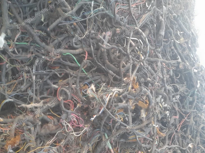 Cables de desecho para reciclaje.